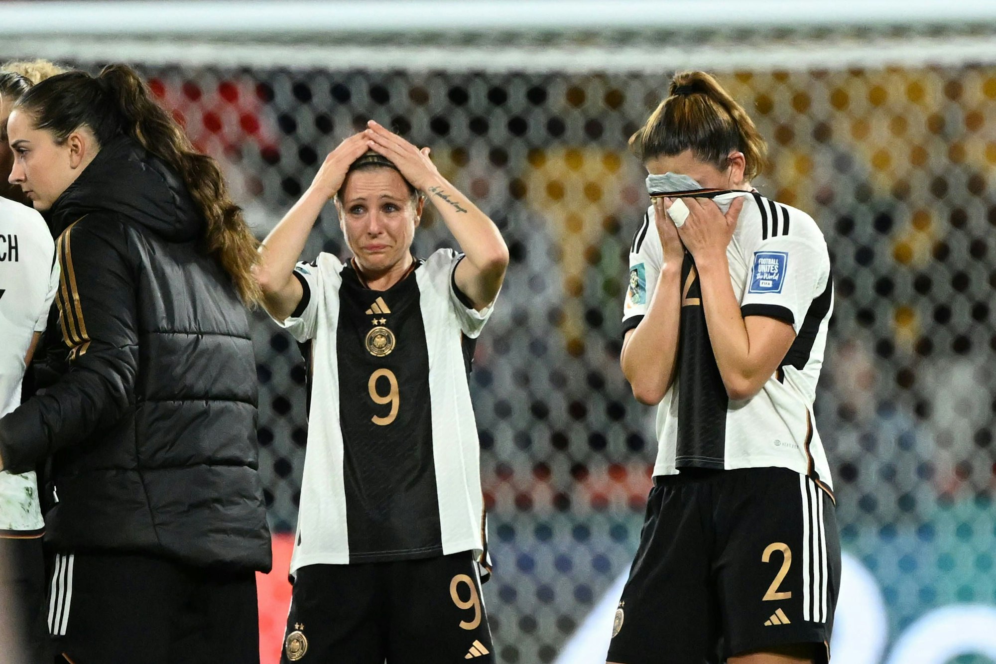 Die DFB-Spielerinnen in Tränen nach dem Abpfiff gegen Südkorea. 