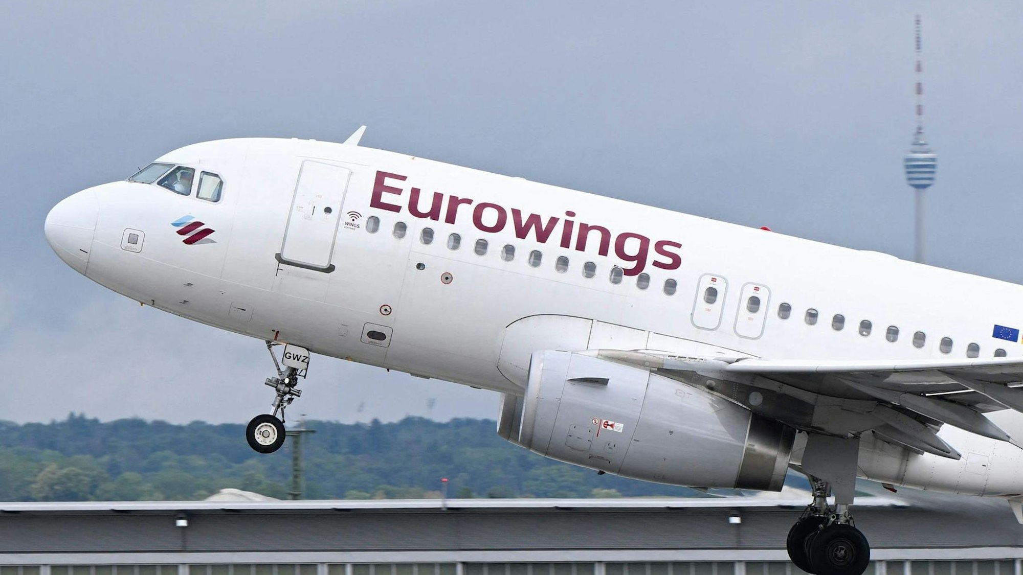 Ein Airbus A319-132 der Lufthansa-Tochter Eurowings startet gerade.