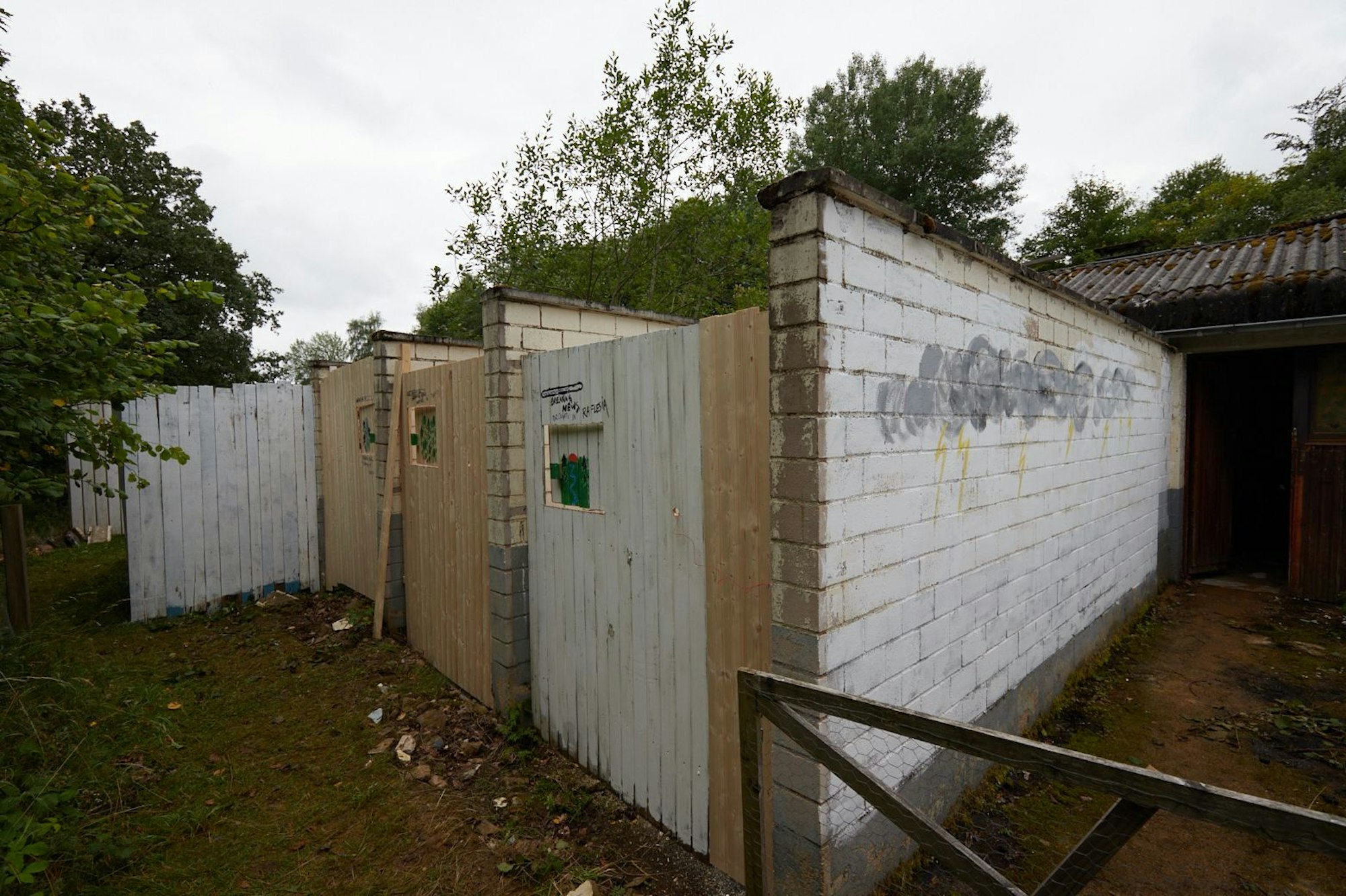 Das Foto zeigt die Außenmauern des Fluchthauses.