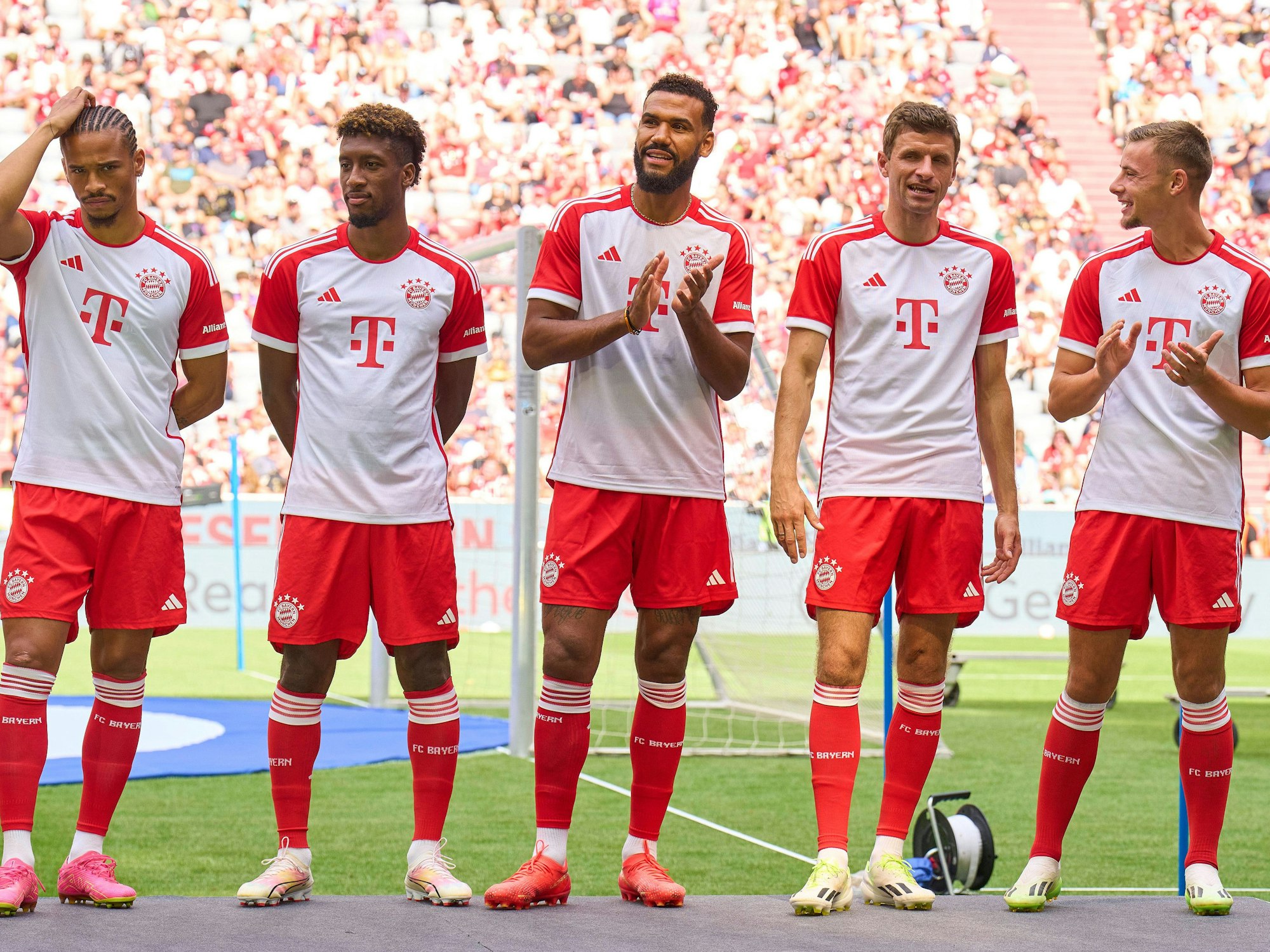 Die Bayern Stars um Thomas Müller bei der Teampräsentation 2023. 