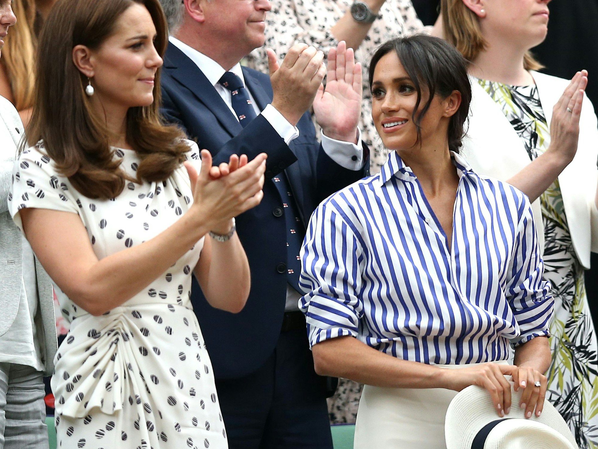 14.07.2018, Großbritannien, London: Die britischen Herzoginnen Catherine (l) und Meghan applaudieren nach dem spiel zwischen Nadal und Djokovic beim Tennisturnier Wimbledon in der Königlichen Loge.