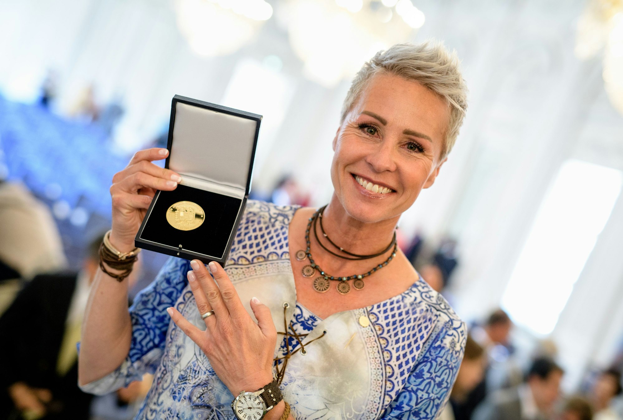 Sonja Zietlow zeigt bei der Verleihung der Bayerischen Staatsmedailllen für soziale Verdienste im Max-Joseph-Saal der Residenz ihre Auszeichnung. Zietlow wurde unter anderem für ihren jahrelangen Einsatz als Schirmherrin der Non-Profit-Organisation "Beschützerinstinkte" ausgezeichnet.