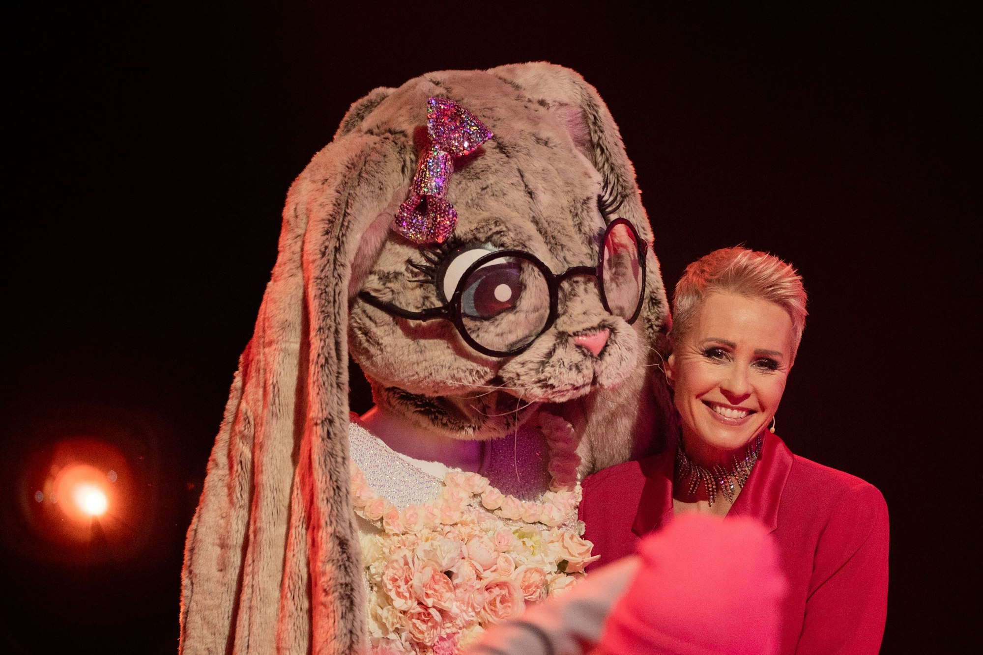 Sonja Zietlow aus dem Rateteam steht neben ihrer Figur "Der Hase" in der Prosieben-Show "The Masked Singer" auf der Bühne.