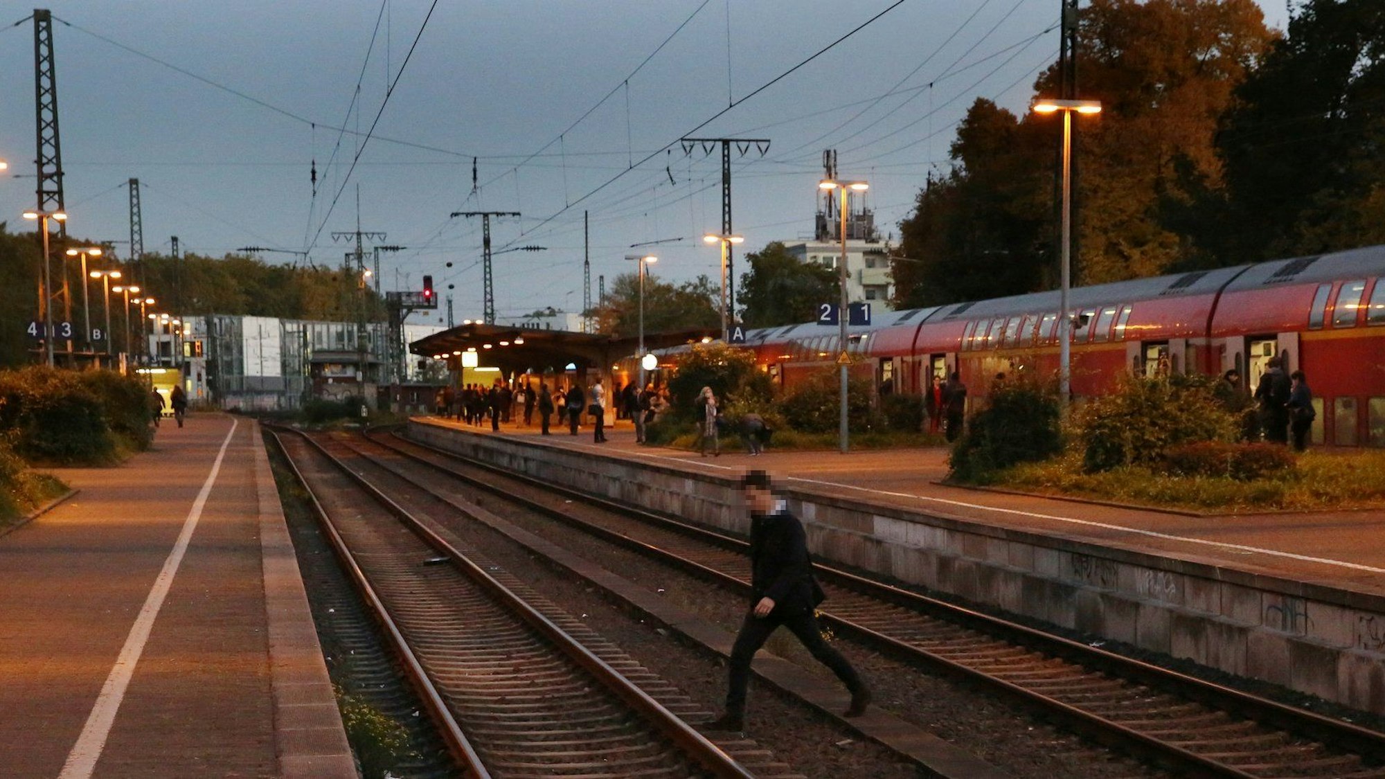Ein Mann überquert die Gleise am Bahnhof Süd und begibt sich in Lebensgefahr.