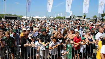 Am Samstag (5. August 2023) und Sonntag (6. August) findet bei Borussia Mönchengladbach das große Saisoneröffnungswochenende statt. Das Foto zeigt zahlreiche Fans vor der Bühne bei der Saisoneröffnung 2022.