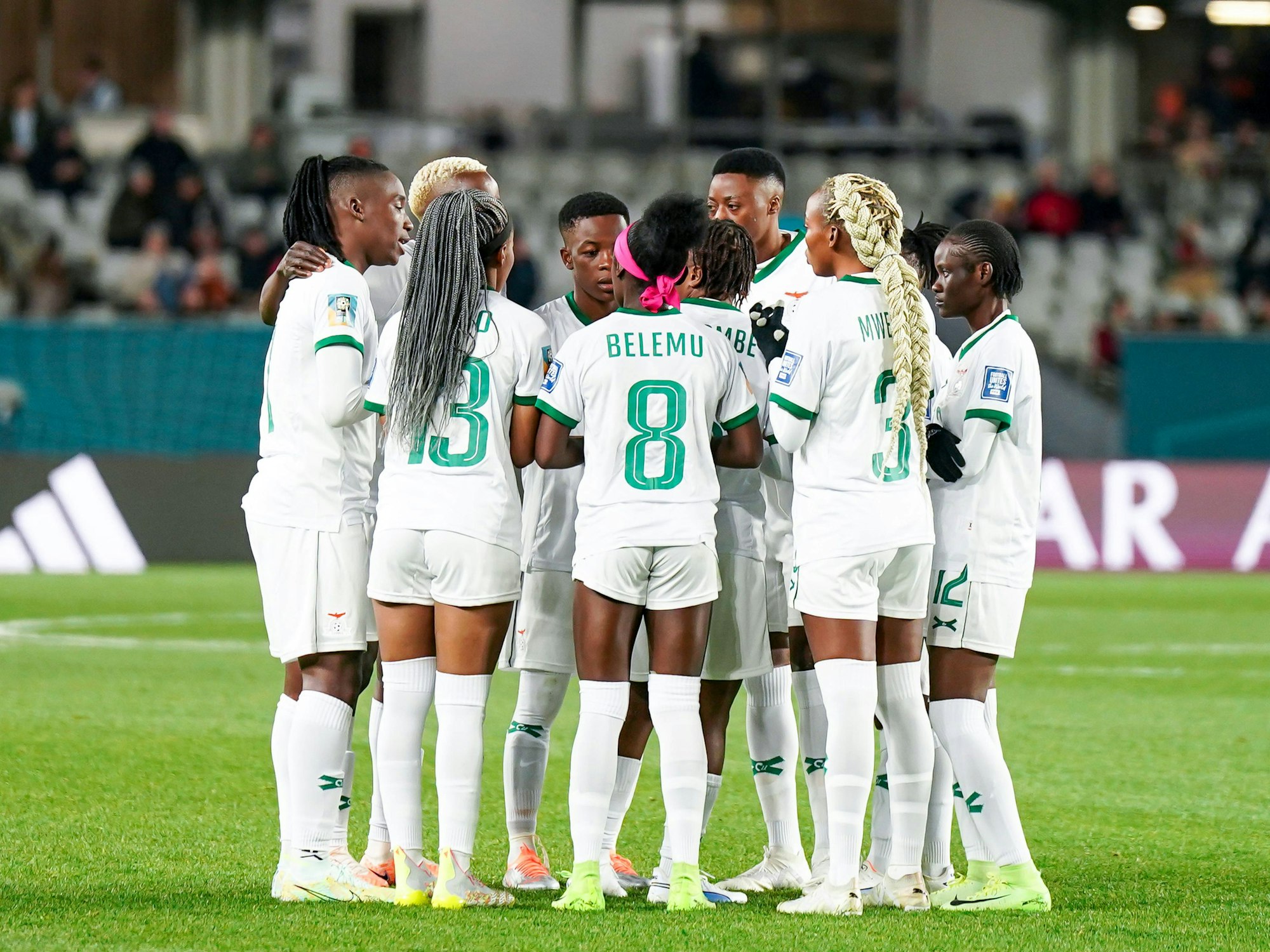 Die Spielerinnen der sambische Frauen-Nationalmannschaft besprechen sich.