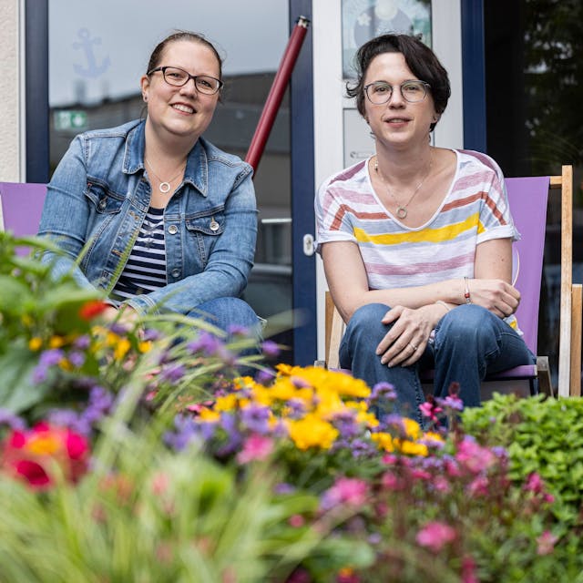 Sara Ropertz-Neumann (l.) und Romina Wichterich sitzen in Liegestühlen vor dem Elternhaus.