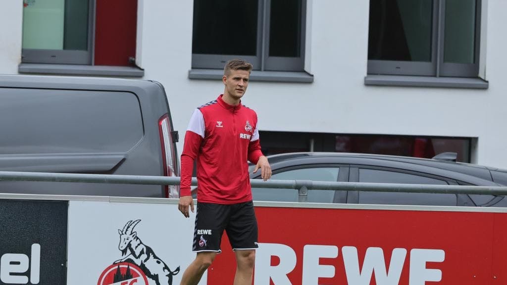 Rasmus Carstensen kommt zum Training des 1. FC Köln.