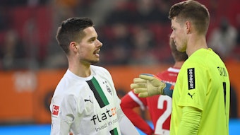 Julian Weigl (l.) und Jonas Omlin (r.), hier am 25. Januar 2023 beim Bundesligaspiel zwischen Borussia Mönchengladbach und dem FC Augsburg.
