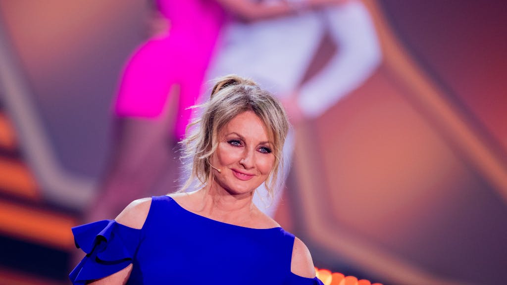 Frauke Ludowig, Moderatorin, steht in der RTL-Tanzshow„ Let's Dance“ im Coloneum auf dem Parkett.