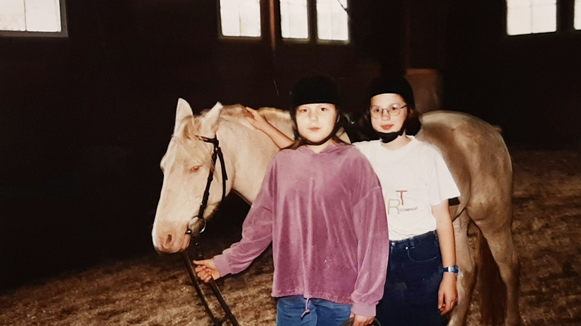 Sara Ropertz-Neumann und Romina Wichterich führen ein Pferd an der Trense