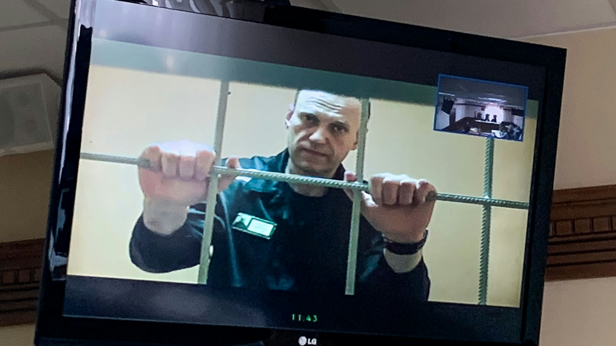 Alexej Nawalny, russischer Oppositionspolitiker, wird in einem Gerichtssaal in Wladimir per Videoverbindung aus dem Gefängnis zugeschaltet und ist auf einem Bildschirm zu sehen. (Archivbild)