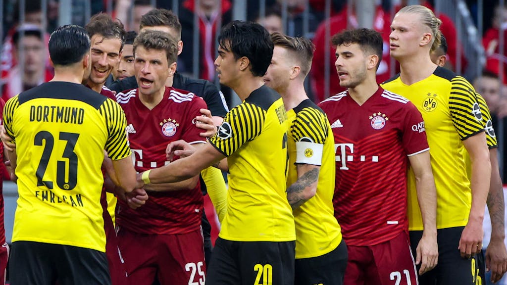 Spieler von Bayern München und Borussia Dortmund, darunter Reinier, bei einer Rudelbildung.