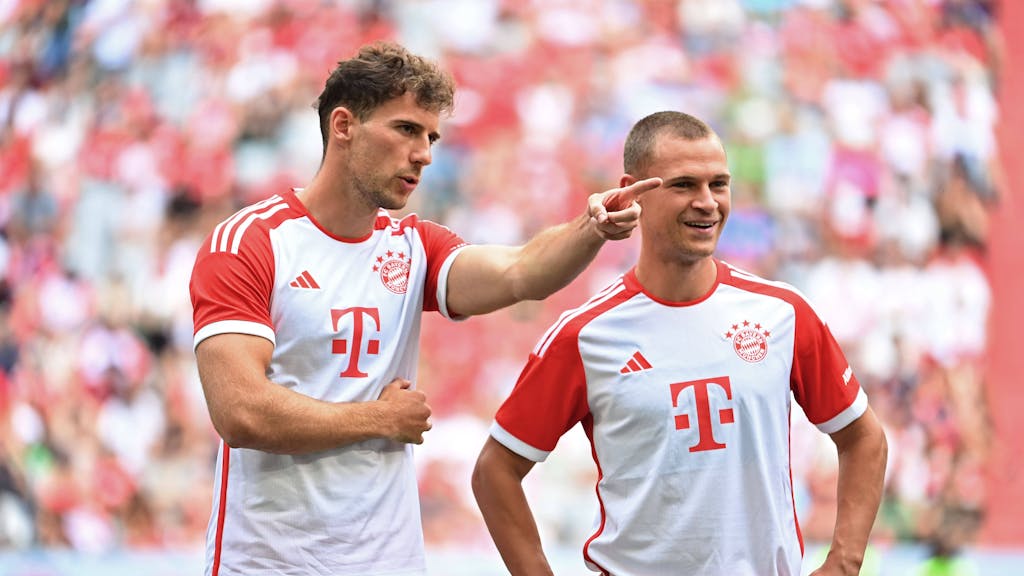 Leon Goretzka und Joshua Kimmich (r.) in den neuen Bayern-Trikots für die Saison 2023/24.