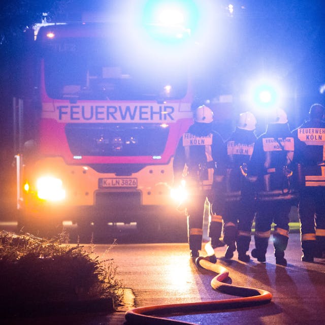 Die Feuerwehr ist in der Nacht auf Freitag zu einem Brand in einem Mehrfamilienhaus im rechtsrheinischen Kölner Stadtteil Holweide ausgerückt. (Symbolbild)