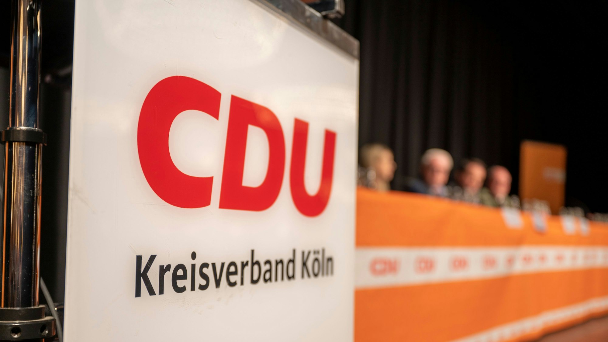 Das Bild zeigt das Podium auf dem Parteitag der Kölner CDU.