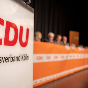 Das Bild zeigt das Podium auf dem Parteitag der Kölner CDU.&nbsp;&nbsp;
