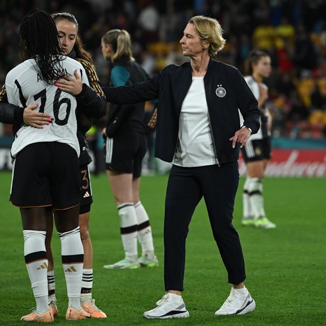 Die deutschen Nationalspielerinnen Nicole Anyomi und Sara Däbritz nach dem WM-Aus gegen Südkorea neben Bundestrainerin Martina Voss-Tecklenburg.