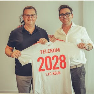 Klaus Werner (Telekom Geschäftsführer Finanzen, l.) und Markus Rejek (FC Geschäftsführer).