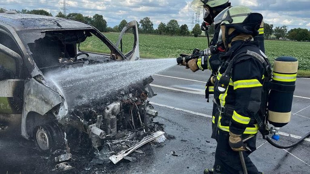 Einsatzkräfte der Hürther Feuerwehr löschen einen in Brand geratenen Kastenwagen.