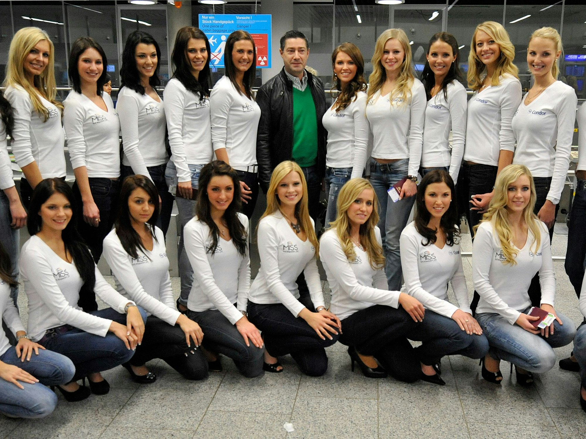 Die Kandidatinnen zur Wahl der «Miss Germany 2011» posieren am 27.01.2011 am Flughafen Frankfurt/Main vor Abflug nach Hurghada (Ägypten) mit ihrem Lauf- und Knigge-Trainer Joachim Llambi.