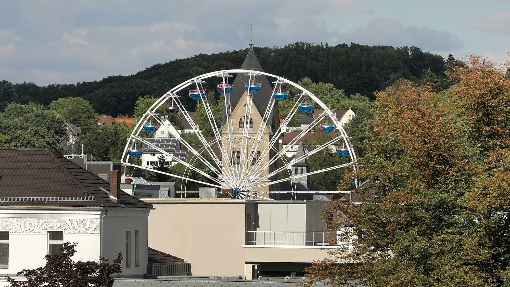 Ein Riesenrad steht in Bergisch Gladbach. Im Hintergrund sind Bäume zu sehen.