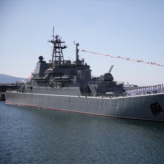 Das Landungsschiff „Olenegorski gornjak“ war nach einem ukrainischen Seedrohnenangriff auf den russischen Schwarzmeerhafen von Noworossijsk schwer beschädigt worden, nun soll auch die „Caesar Kunikow“ gesunken sein (Symbolbild)