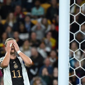 Alexandra Popp, Kapitänin der deutschen Fußball-Nationalelf, schlägt im letzten WM-Gruppenspiel gegen Südkorea die Hände vors Gesicht.