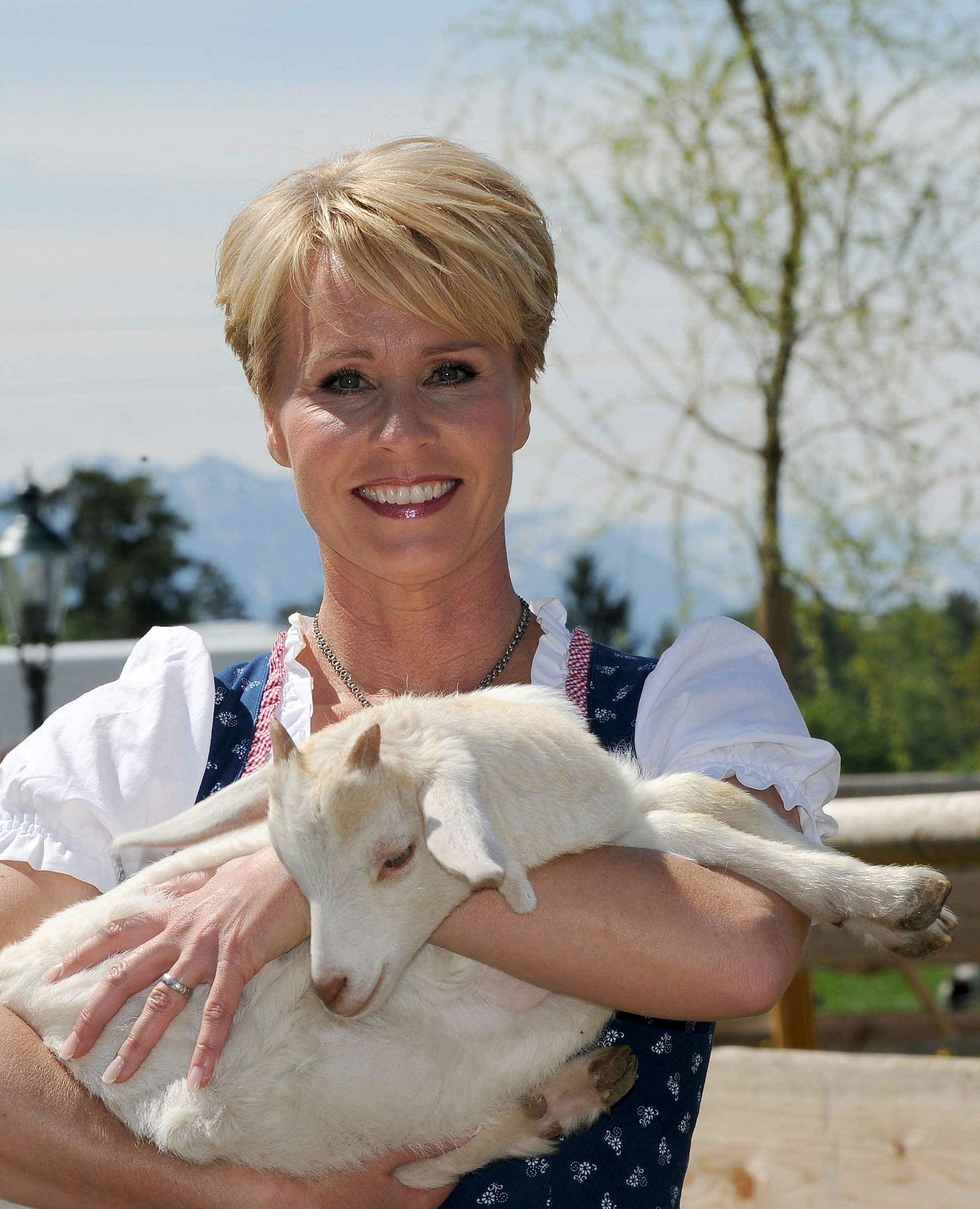 Die Moderatorin Sonja Zietlow posiert am 15. Mai 2013 auf Gut Aiderbichl bei Iffeldorf am Starnberger See (Bayern) während einer Drehpause zu "Sonjas Welt der Tiere" mit einer Ziege.