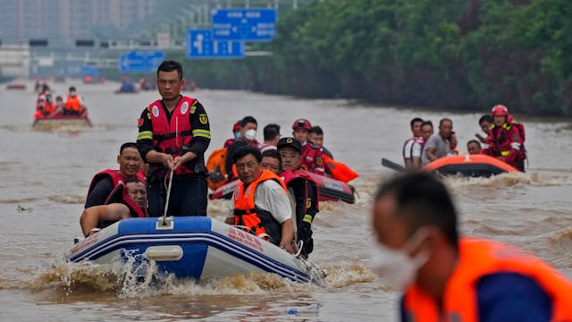 Rettungskräfte bringen Bewohner in der chinesischen Provinz Hebei in Sicherheit. In China ist es zu den stärksten Regenfällen seit 140 Jahren gekommen. Auch die Hauptstadt Peking wurde massiv überflutet.