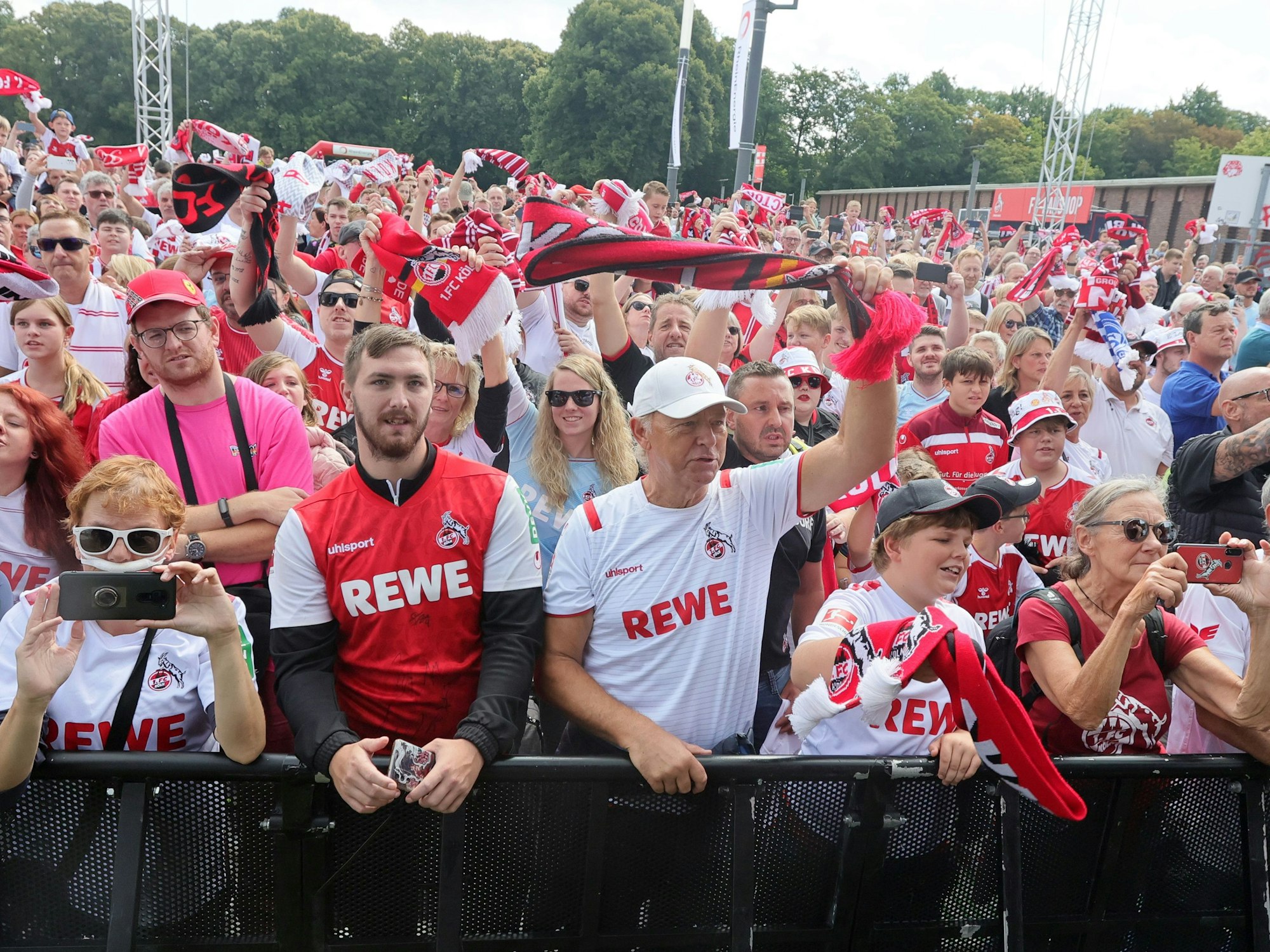 Die Fans feiern ihre Mannschaft vor der Bühne am Rhein-Energie-Stadion.










