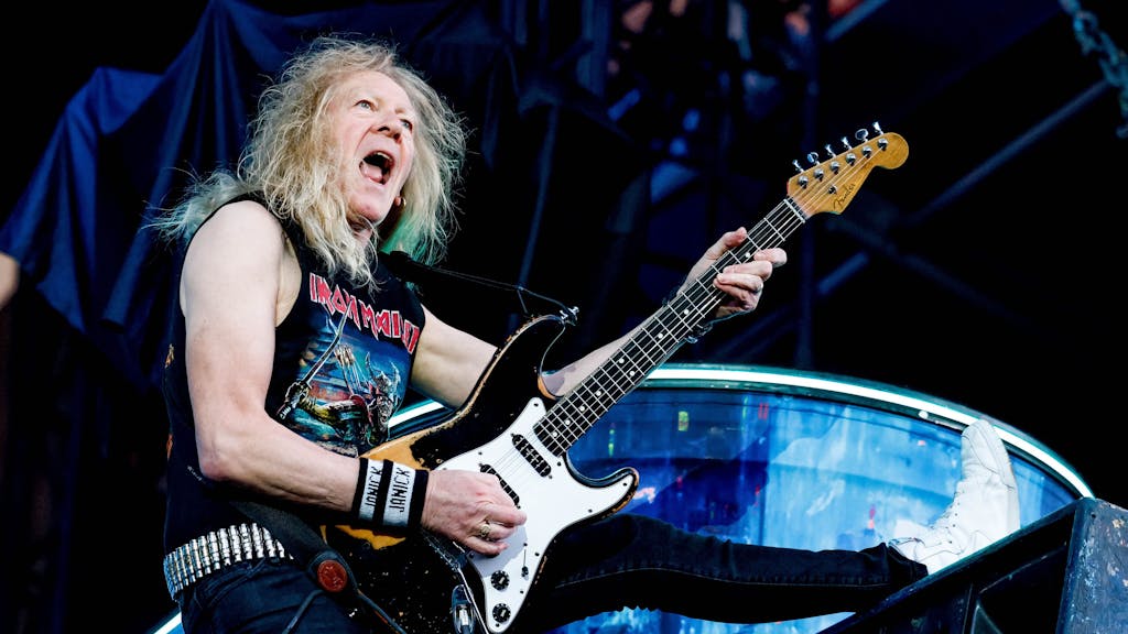 Janick Gers, Gitarrist der britischen Heavy-Metal-Band Iron Maiden, steht beim Wacken Open Air auf der Harder-Stage.