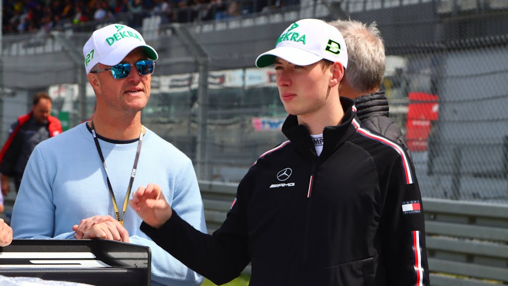 Ralf und David Schumacher vor der Startaufstellung beim DTM Rennen auf dem Nürburgring.
