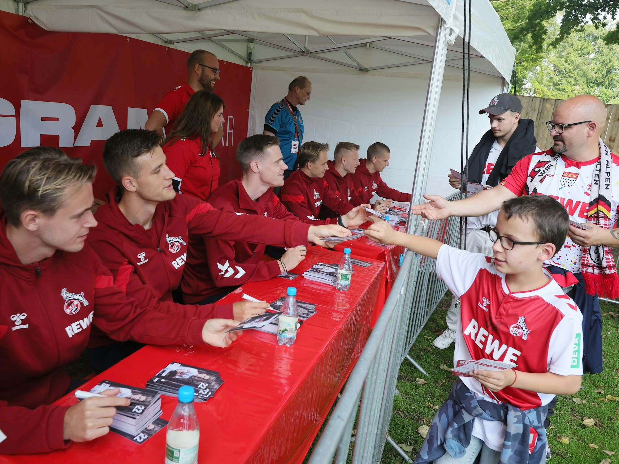 Jacob Christensen, Rasmus Carstensen und Steffen Tigges (v.l.) verteilen Autogrammme an die Fans.










