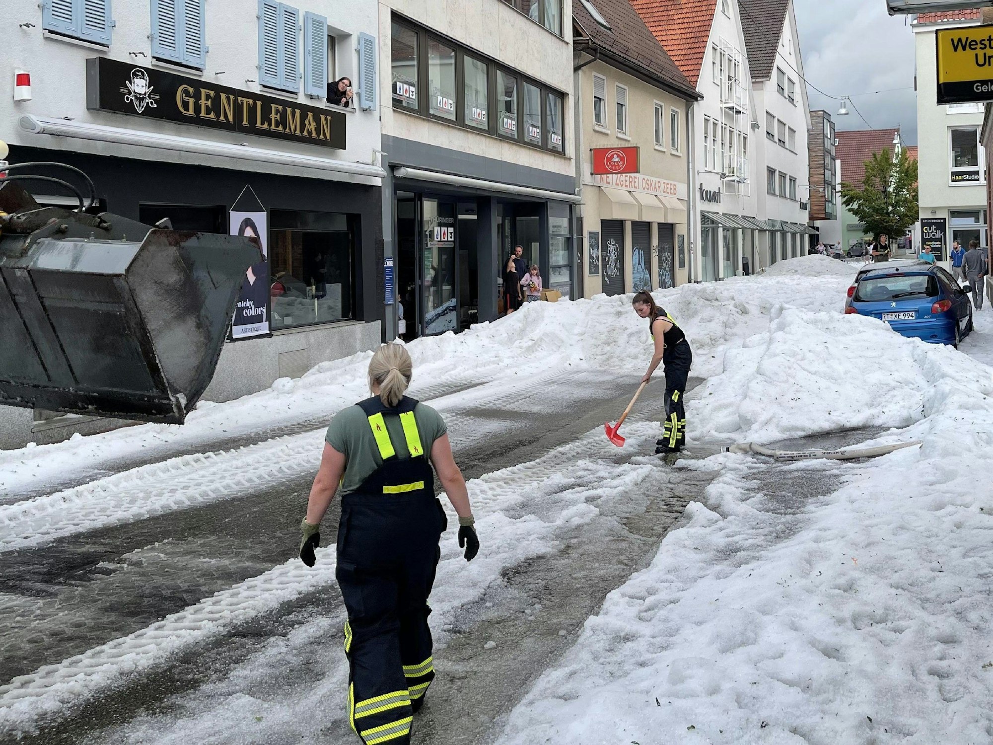Ein lokal begrenztes Unwetter hat Straßen in der Innenstadt von Reutlingen mit einer hohen Hagel-Schicht überzogen.