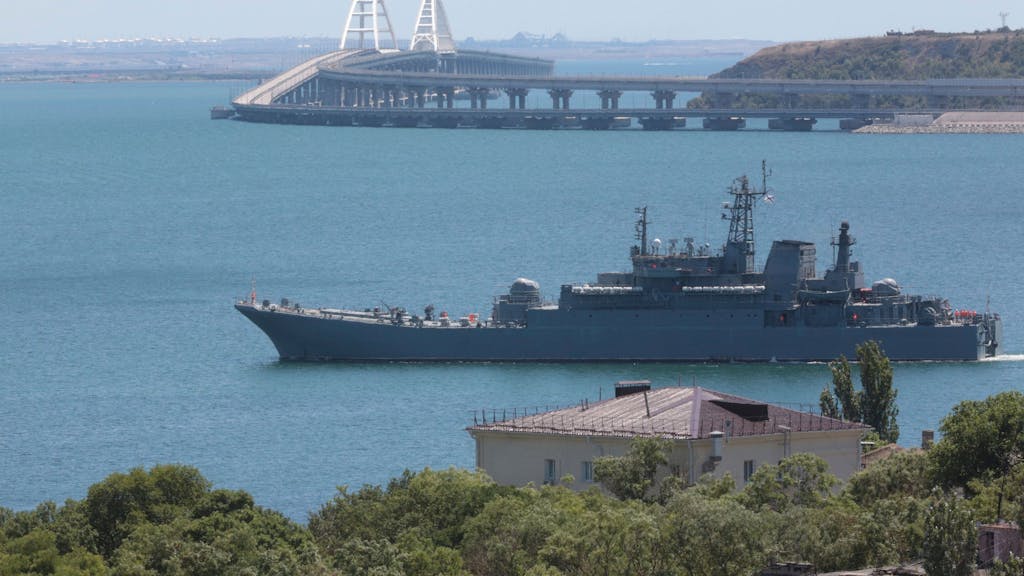 Blick auf ein großes Landungsschiff des russischen Militärs, das Autos und Menschen zwischen der Krim und Taman transportiert, da die Krim-Brücke, die das russische Festland und die Halbinsel Krim über die Straße von Kertsch verbindet, beschädigt ist.