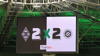Die Anzeigetafel im Borussia-Park zeigt das Endergebnis im Testspiel zwischen Borussia Mönchengladbach und HSC Montpellier am Samstag (5. August 2023).