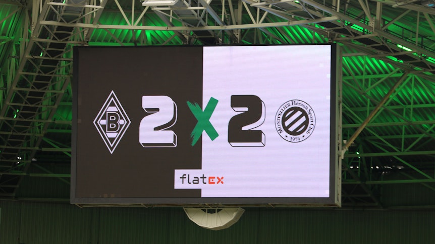 Die Anzeigetafel im Borussia-Park zeigt das Endergebnis im Testspiel zwischen Borussia Mönchengladbach und HSC Montpellier am Samstag (5. August 2023).