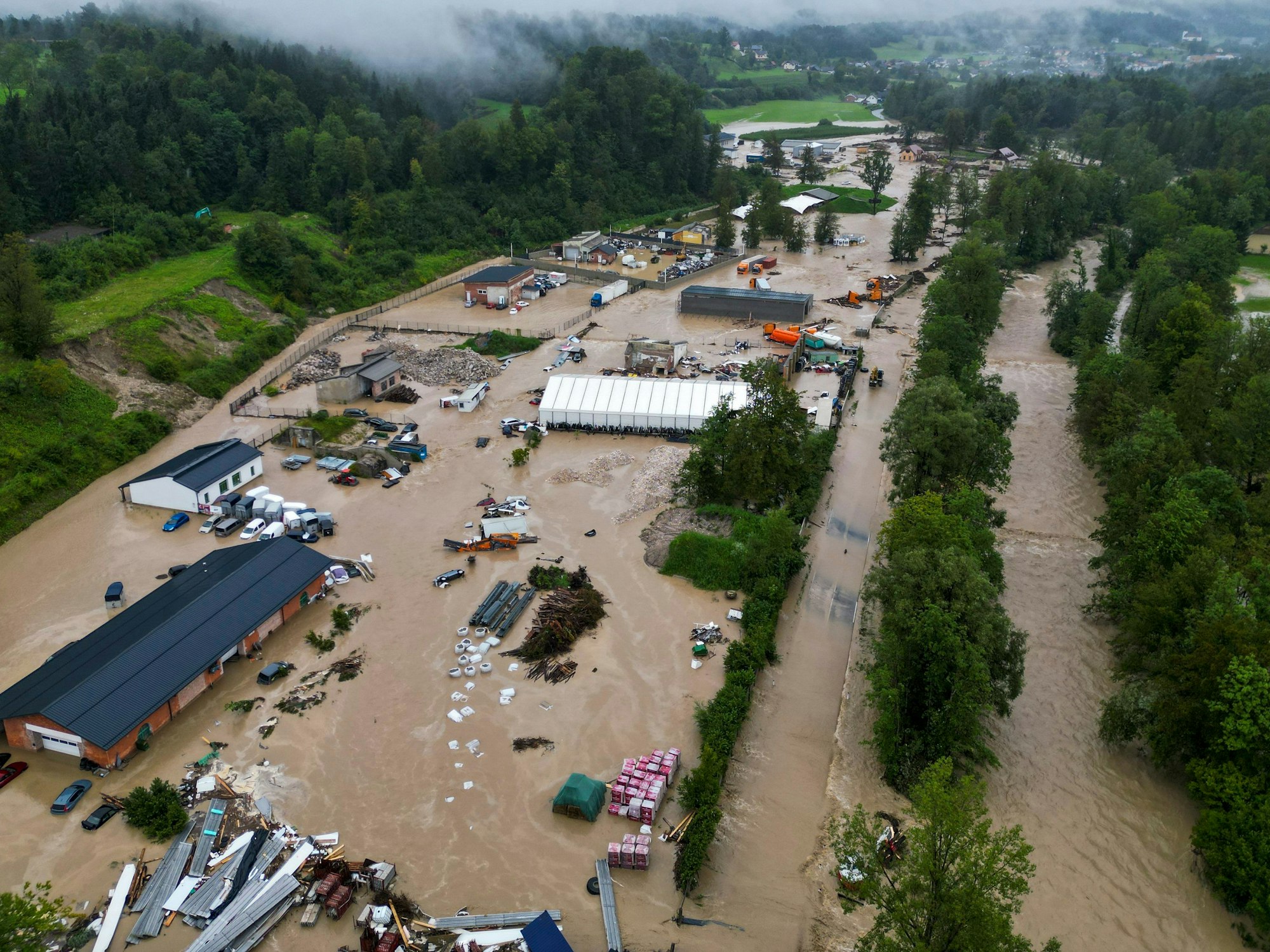 Ein überflutetes Gebiet in der Nähe vom slowenischen Kamnik. Im Osten des Landes ist ein Staudamm gebrochen.