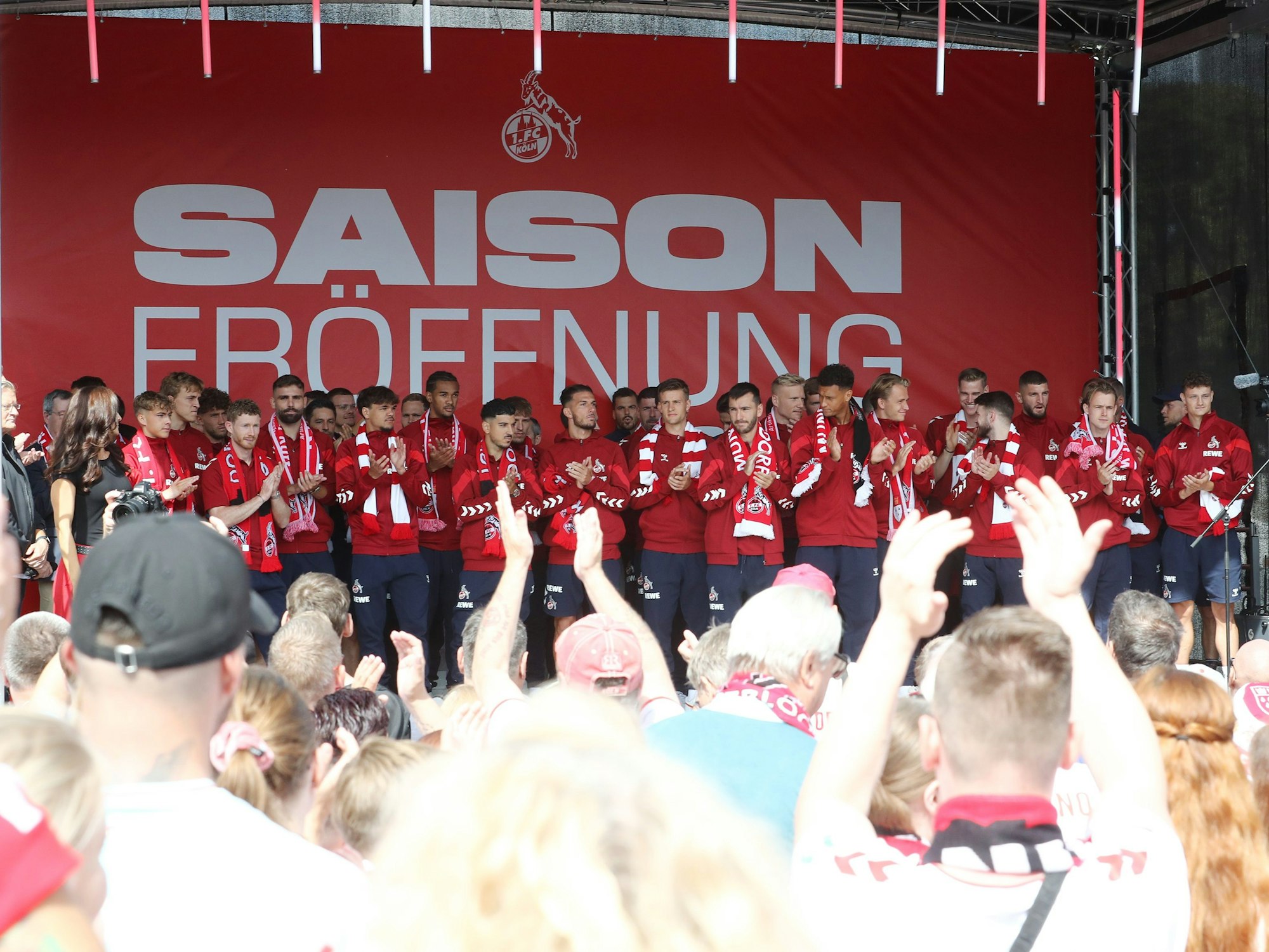 Die Mannschaft des 1. FC Köln steht auf der Bühne.