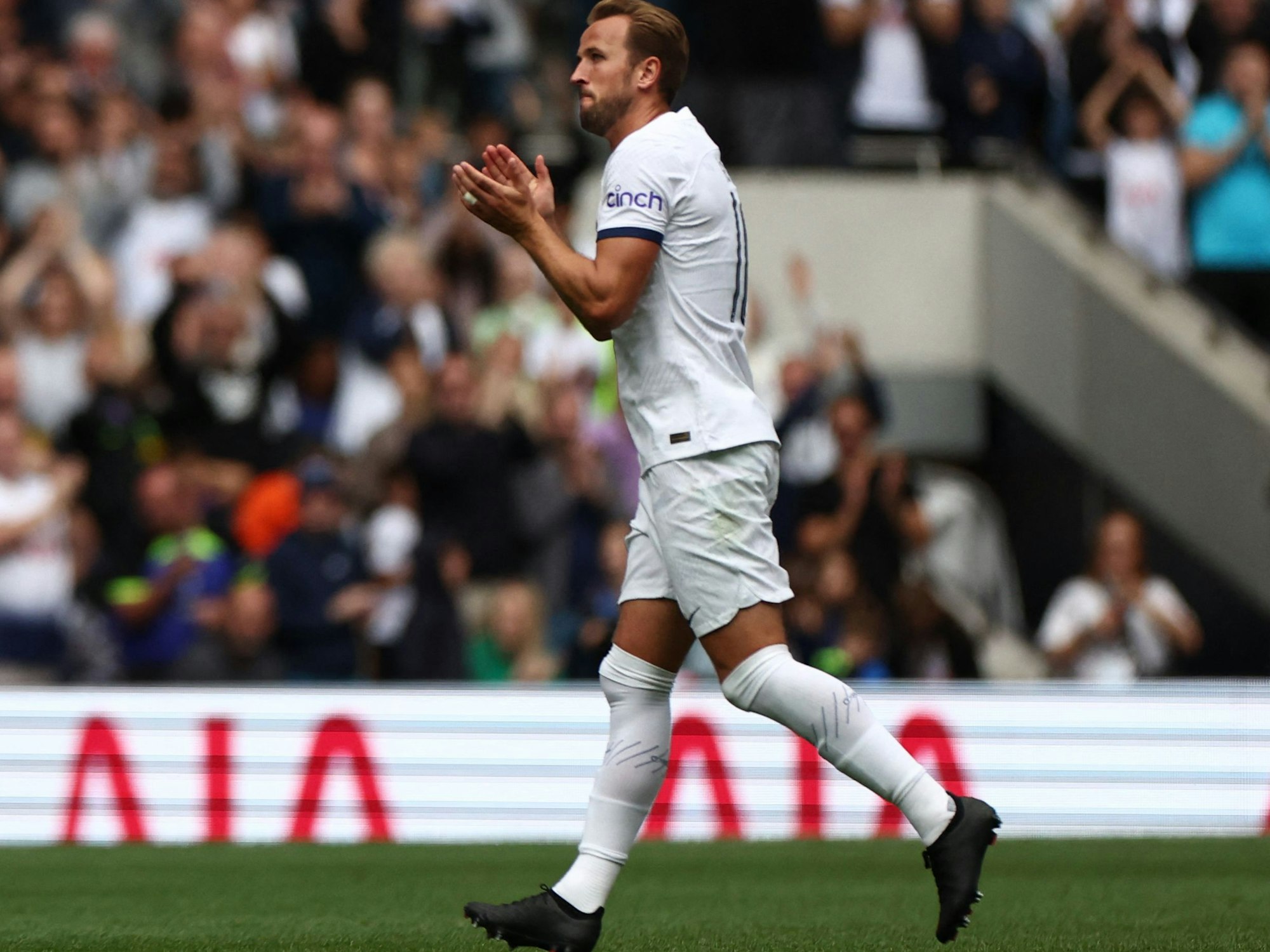 Harry Kane spendet den Tottenham-Fans bei seiner Auswechslung Applaus.