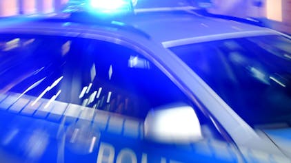 Ein 23-Jähriger ist mit einem Auto in Wuppertal auf einem Gehweg in vier Mädchen gefahren und hat diese verletzt (Symbolbild)