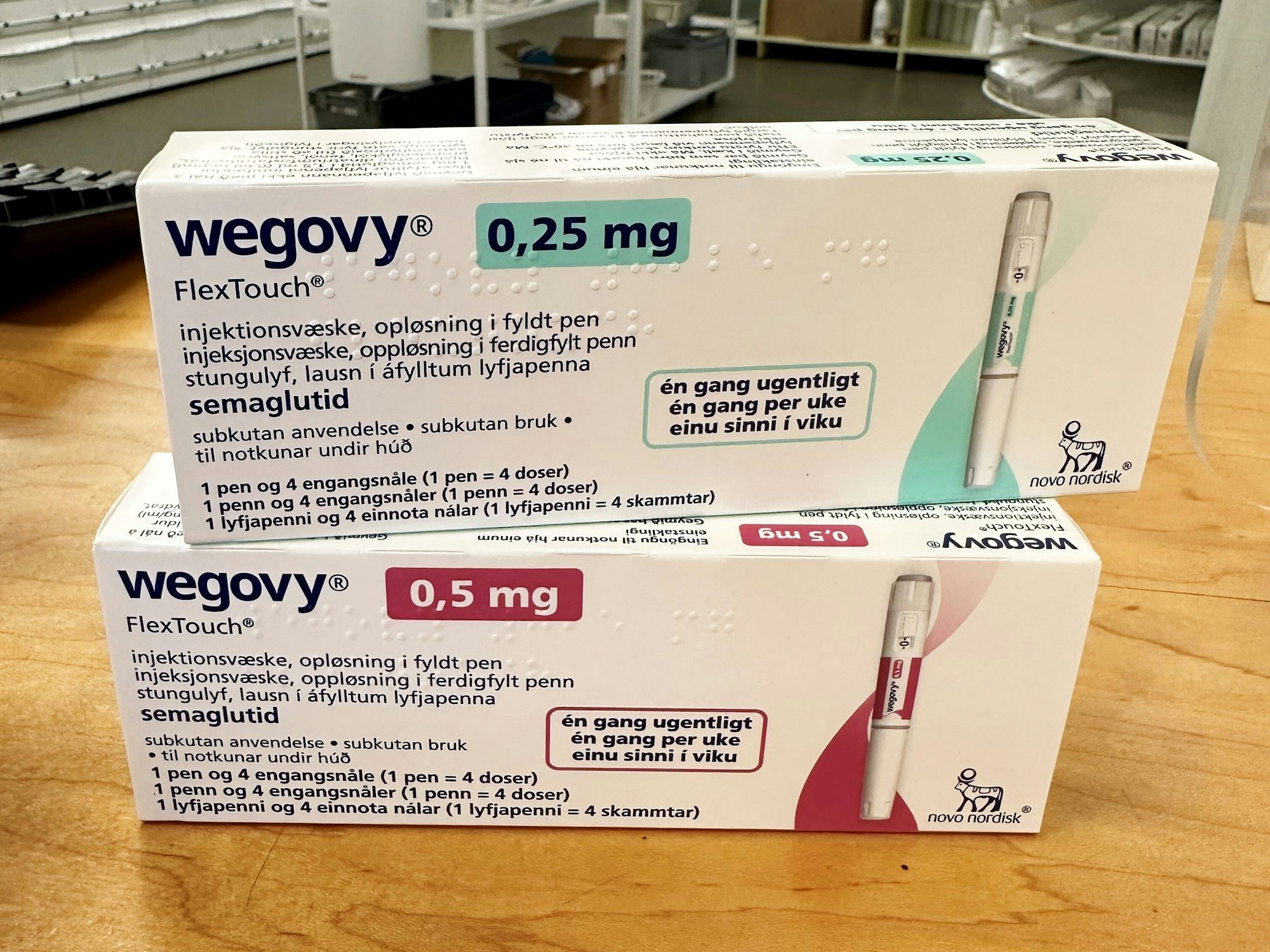 Verschiedene Packungen des Abnehmmittels „Wegovy“ des Pharmakonzerns Novo Nordisk liegen in einer Apotheke auf dem Verkaufstresen, hier im Juni 2023 in Kopenhagen.