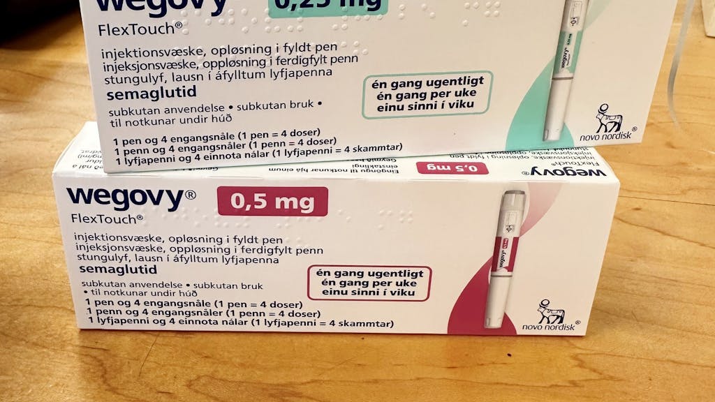 Verschiedene Packungen des Abnehmmittels „Wegovy“ des Pharmakonzerns Novo Nordisk liegen in einer Apotheke auf dem Verkaufstresen, hier im Juni 2023 in Kopenhagen.