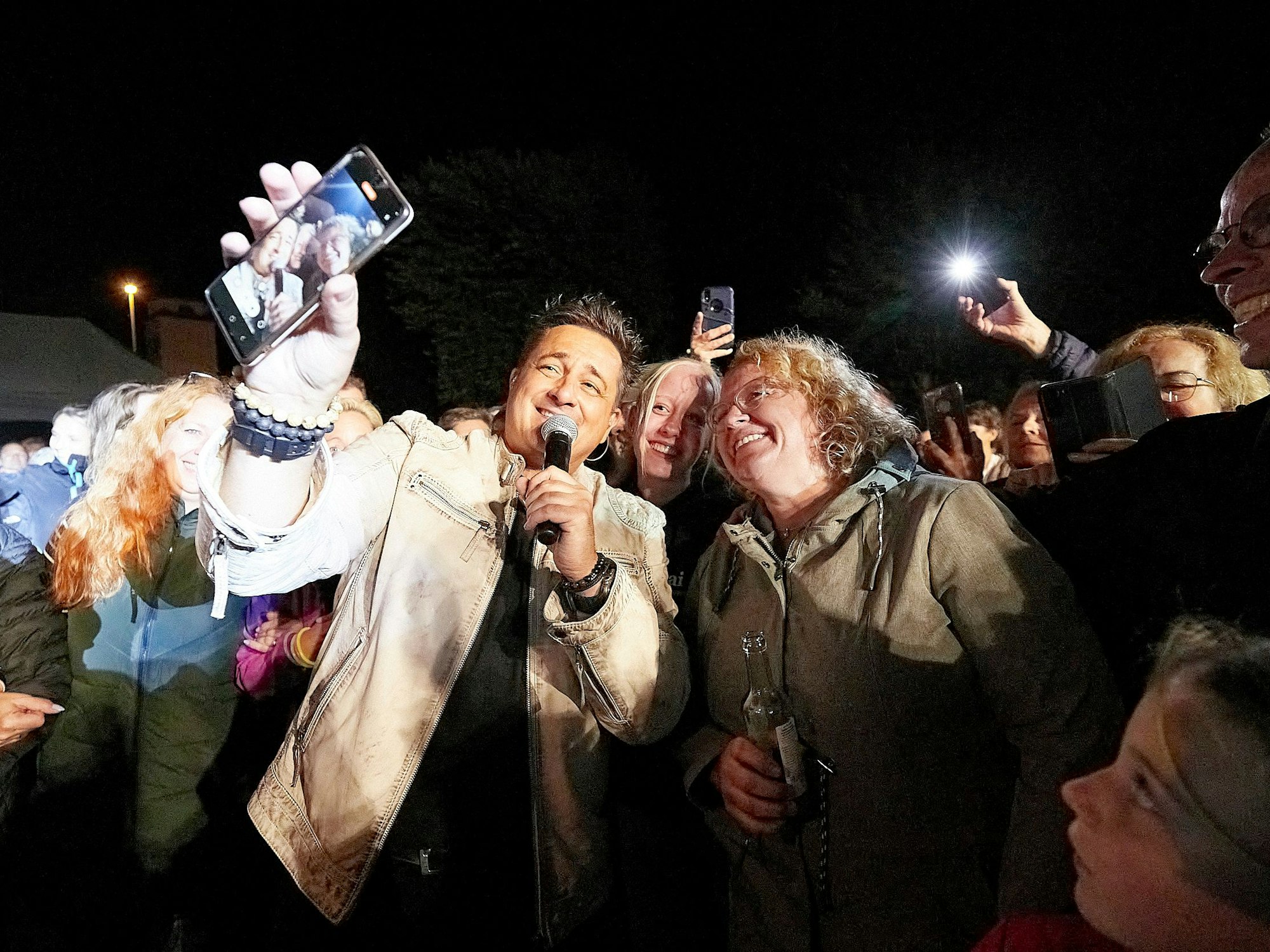 Domstürmer-Sänger Micky Nauber mischt sich in Schleiden unters Publikum und macht mit einem weiblichen Fan Selfies.