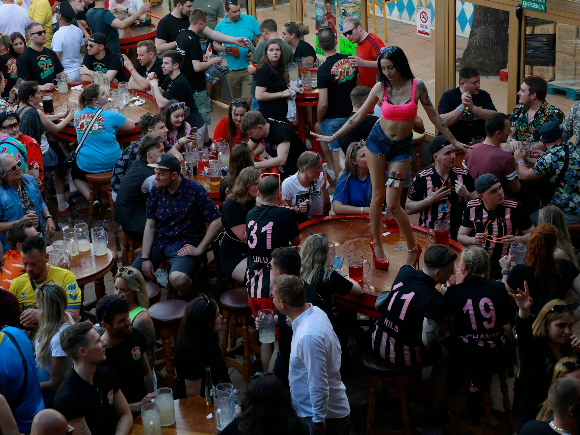 Menschen feiern bei der Saisoneröffnung im Bierkönig auf Mallorca.