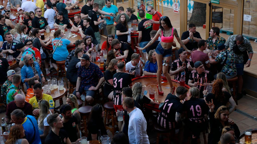 Menschen feiern bei der Saisoneröffnung im Bierkönig auf Mallorca.