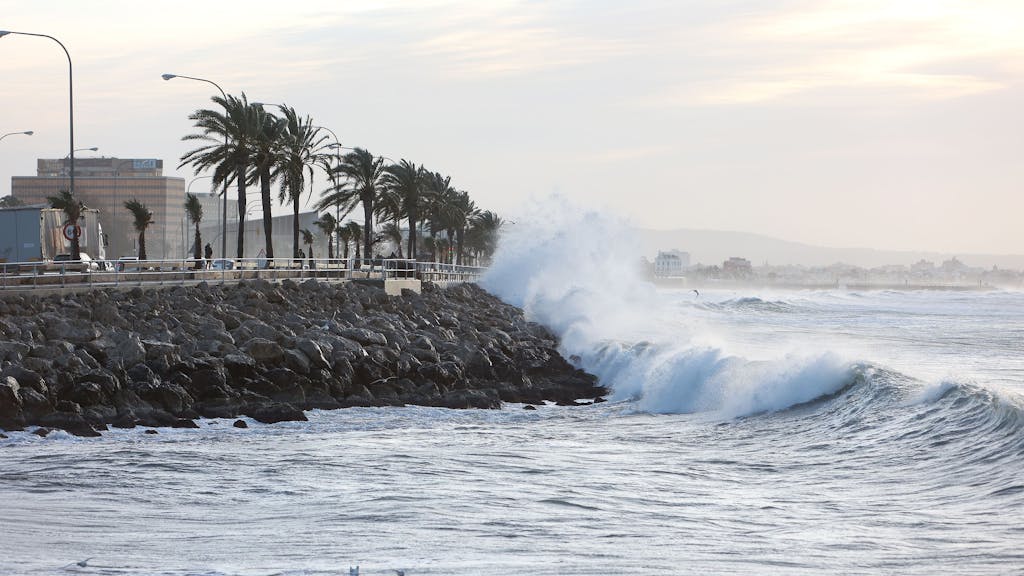 Große Wellen schlagen gegen die Küste von Palma de Mallorca.