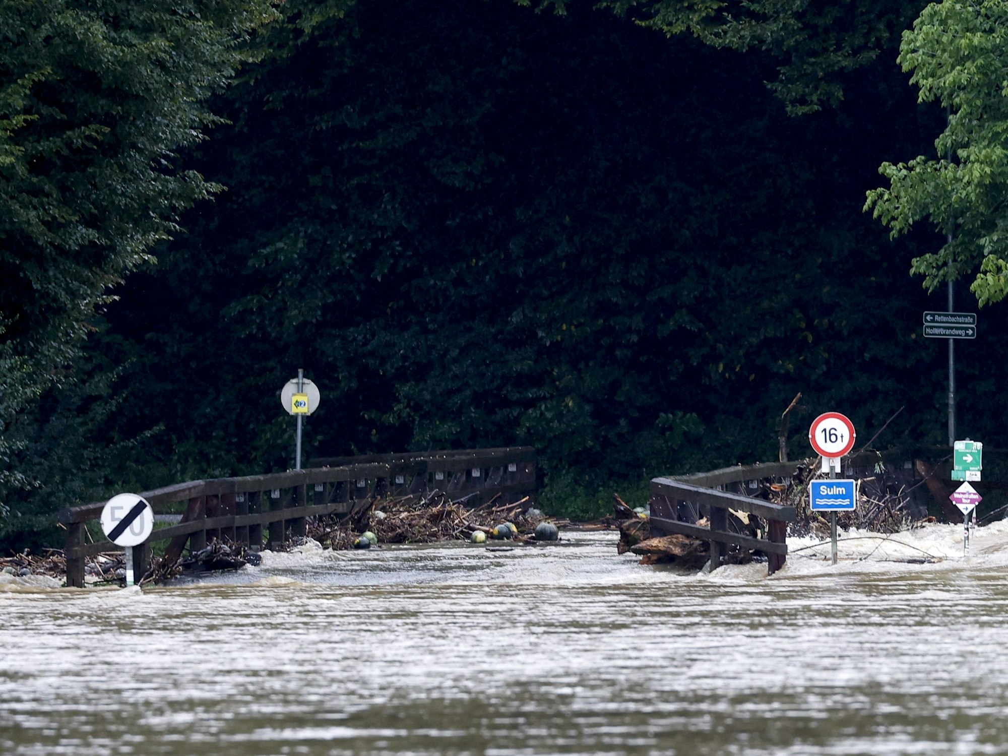 Eine überflutete Brücke über die Sulm im Bezirk Leibnitz in der Steiermark.