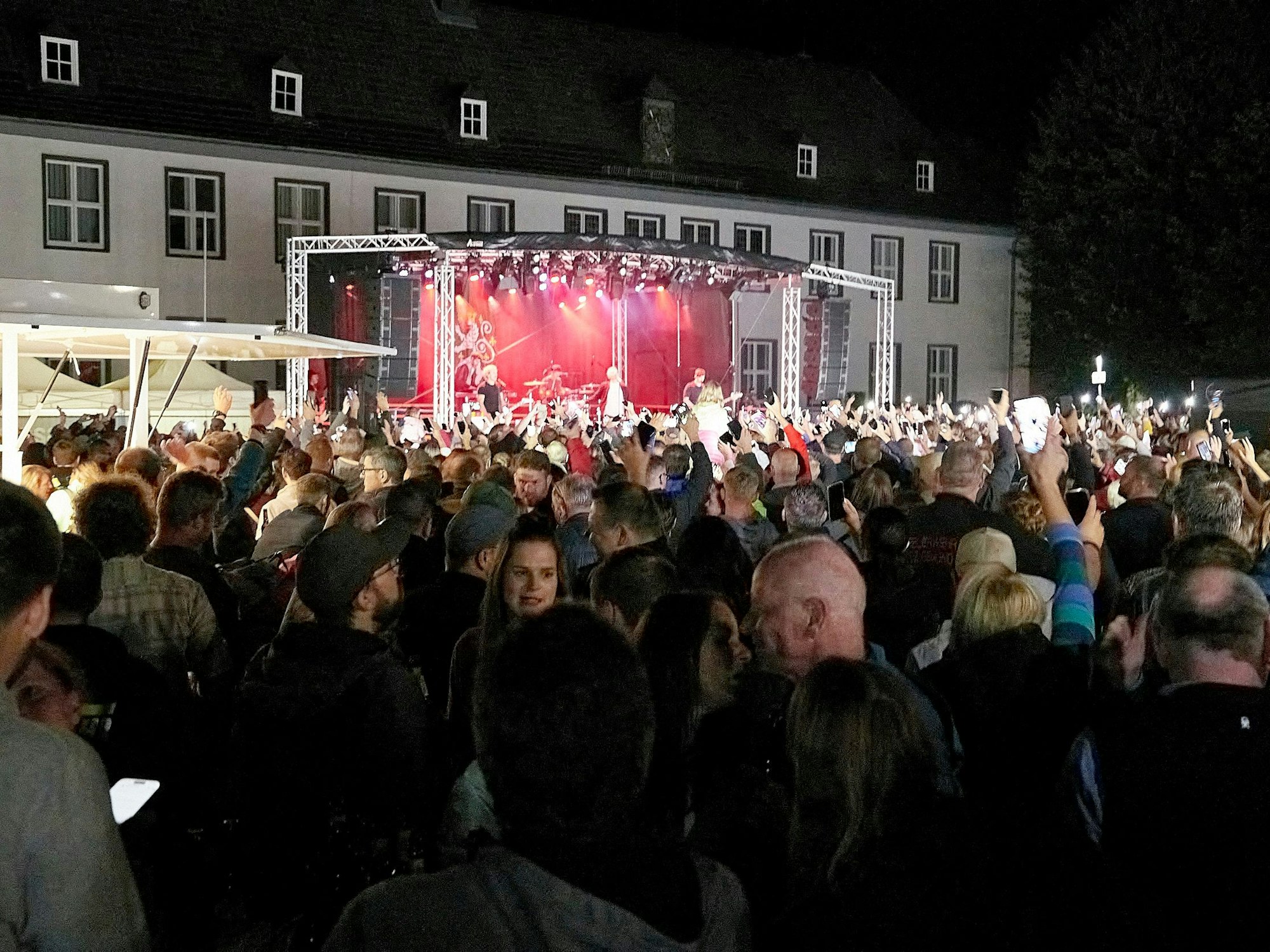 Das Bild zeigt eine Menschenmenge auf dem Marienplatz in Gemünd. Im Hintergrund ist die Bühne zu sehen, die vor dem Gebäude des Amtsgerichts aufgebaut wurde.